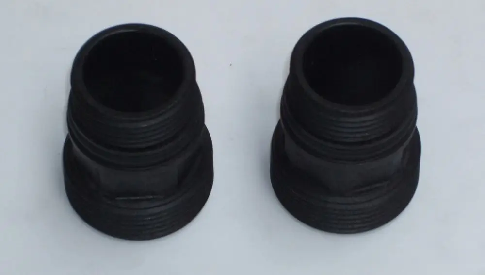 Zwei schwarze Kunststoffverschraubungen mit Außengewinde, geeignet für Wellrohr und O-Ring. Für Anwendungen mit Daikin Produkten.